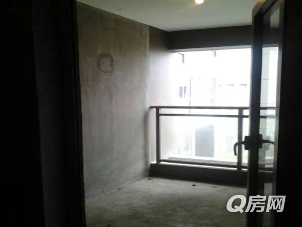 一、小區優勢:招商觀園,國企大品牌,緊鄰地鐵口,綠化好,小區90%的房子都是帶有私家車位的,品牌管理。 1.15萬平的豪宅小區,尊享別墅區的環境與配套 ; 2.小區娛樂休閑配套齊全,四層高級會所,配有室內泳池,健身房,籃球羽毛球場,乒乓球,斯諾克,棋牌室,老人小孩娛樂場所,舞會會所 ; 3.